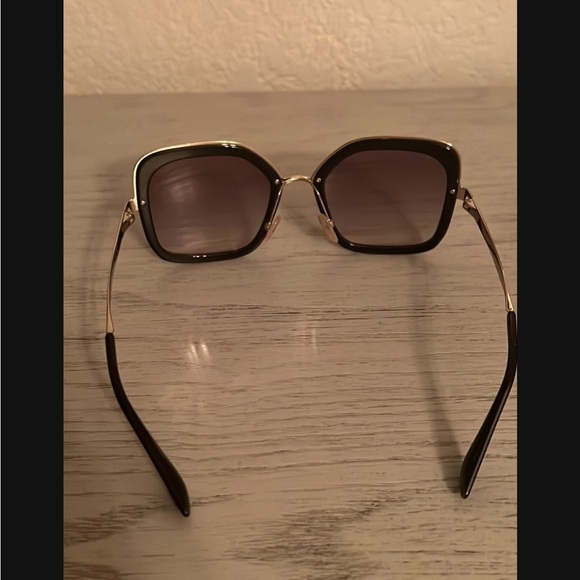 Authentic Prada women SPR57U square sunglasses in black and gold. - Picture 3 of 11
